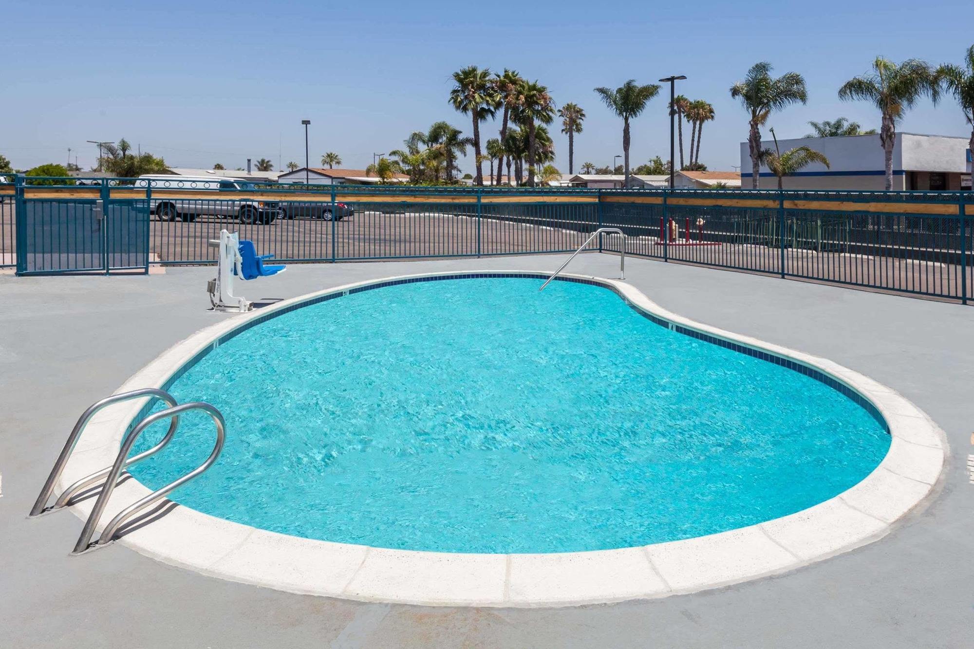 Super 8 By Wyndham San Diego/Imperial Beach Extérieur photo
