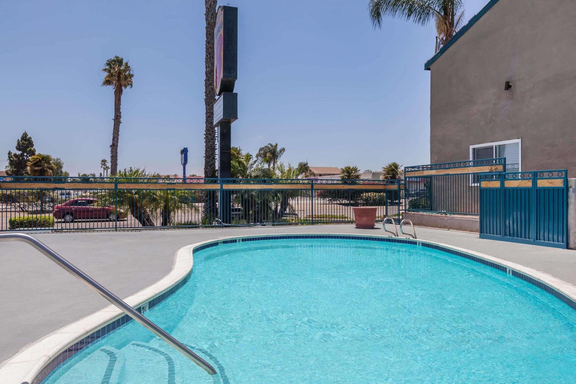 Super 8 By Wyndham San Diego/Imperial Beach Extérieur photo