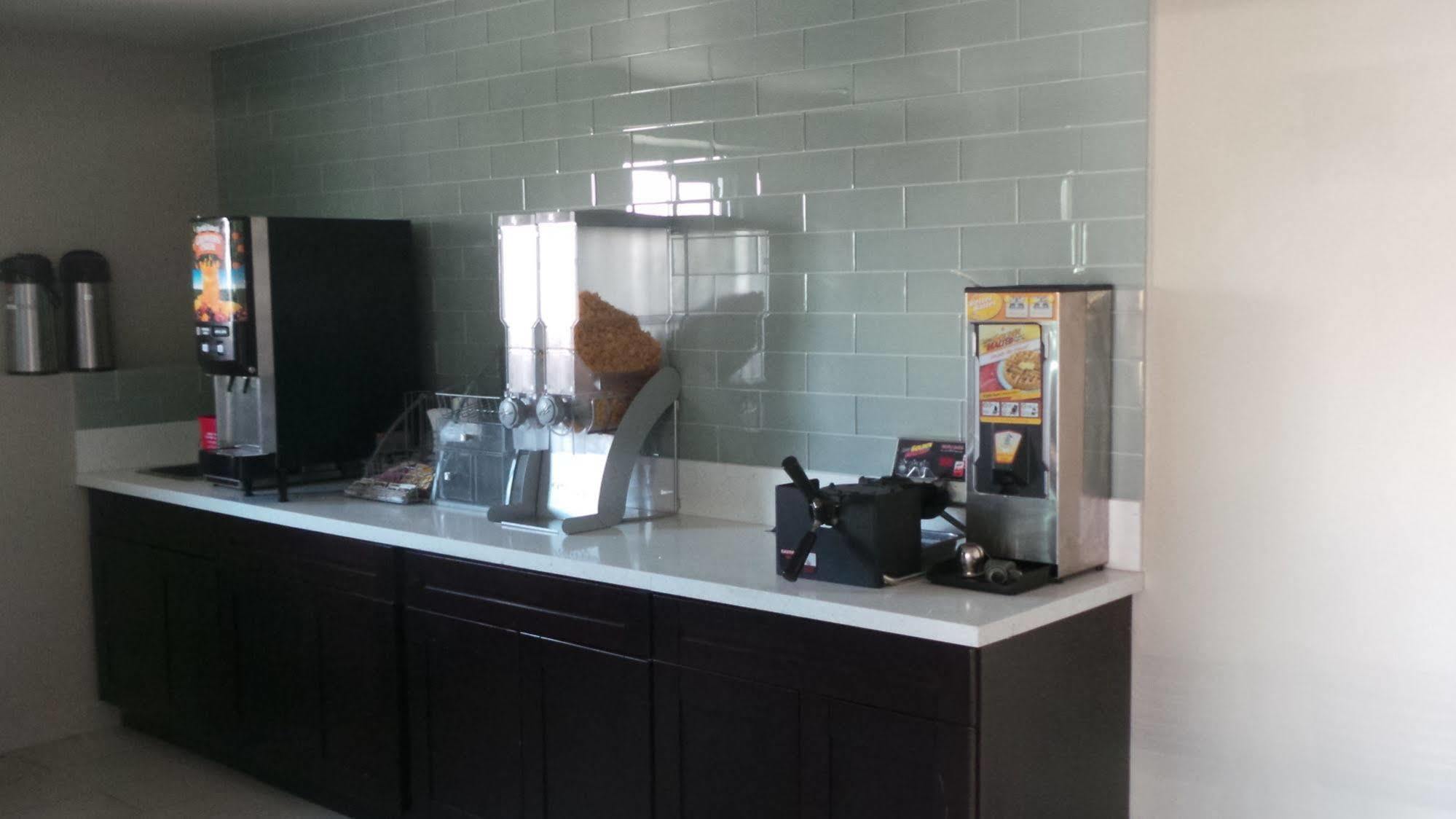 Super 8 By Wyndham San Diego/Imperial Beach Extérieur photo